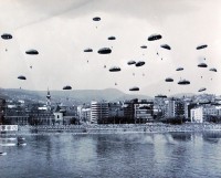219. [Deszantosok ejtőernyős ugrása az 1980. augusztus 20-i vízi és légi parádén Budapesten.] [Riportfotó.]<br><br>[Amphibious parachute jump in the water and air parade on 20 augustus 1980 in Budapest.] [Photo reportage.]
