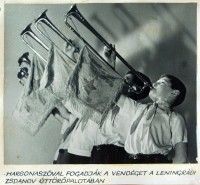 224. Harsonaszóval fogadják a vendéget a leningrádi Zsdanov Úttörőpalotában. [Riportfotó.]<br><br>[Fanfare welcomes the guest in the Zsdanov Pioneer palace in Leningrad.] [Photo reportage.]