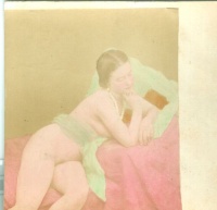 Ismeretlen fényképész felvétele : Női akt  (Kézzel színezett fotó, XIX sz. vége.)