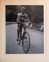 057.   [Iskolás fiú biciklitúrán]. [amatőr fotó]<br><br>[Pupil boy on a cycling tour]. [amateur photo] : 