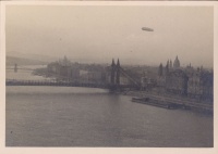 164.  [A Graf Zeppelin Budapest felett, 1931.] [3 db amatőr fotó]<br><br>[Graf Zeppelin above Budapest, 1931.] [3 pcs amateur photos] : 