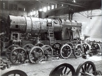 210. [Gőzmozdony nagyjavítása a Ganz-Mávag Mozdony-, Vagon- és Gépgyárban].  [amatőr fotó]<br><br>[General overhaul of a steam engine in Ganz-MÁVAG Locomotive, Wagon and Machine Works, Budapest].   : 