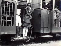 213. [Jegykezelő kislány az Űttörővasúton]. [amatőr fotó]<br><br>[Ticket collector girl on the Pioneers' Railway line in Budapest]. [amateur photo] : 