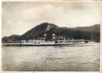 270. [Az Erzsébet Királyné gőzös Visegrádnál az átépítése után]. [fotó]<br><br>[Elisabeth Queen paddle steamer on the Danube at Visegrád after the redevelopment]. [photo] : 