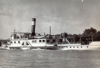 297. [Kőrös gőzüzemű oldalkerekes személyhajó, Mahart.] [amatőr fotó]<br><br>[„Kőrös” side-wheel steamship, Mahart Hungarian Shipping Co.]. [amateur photo] : 