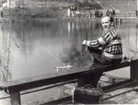 Máté Magda  : Horgász a Feneketlen-tónál. 